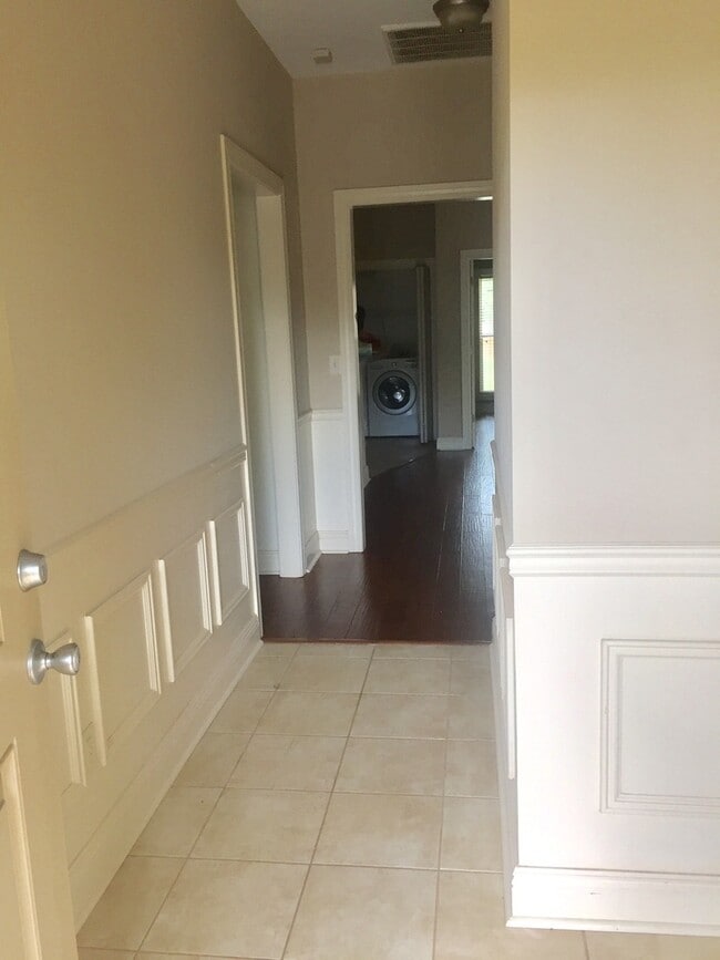 Building Photo - Fantastic cottage style home!