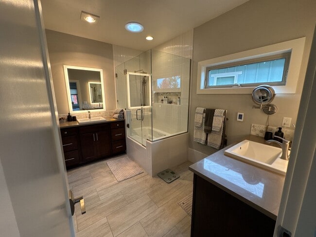Building Photo - FULLY FURNISHED ALL-INCLUSIVE STUNNING HOM...