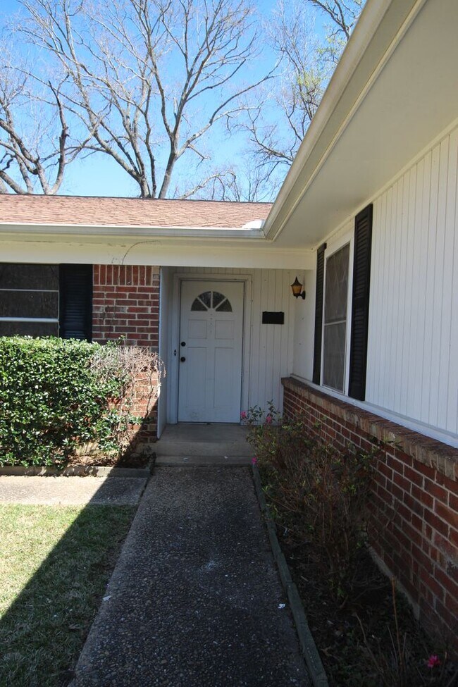Building Photo - Coming Soon! 3/2/2 in Tyler!