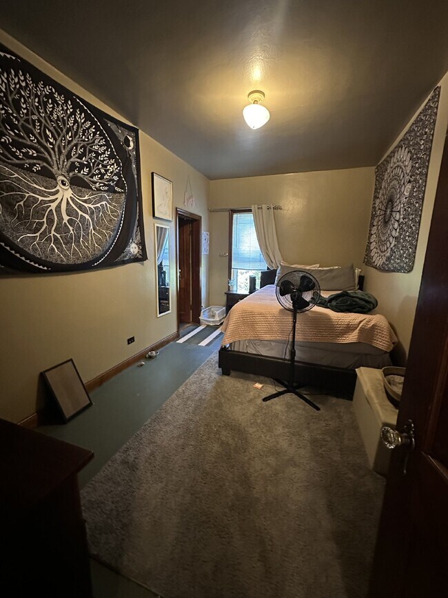 Building Photo - Charming 2-Bed, 2-Bath Duplex in Eau Claire