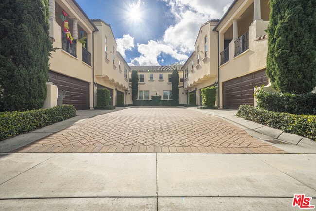 Building Photo - 73 City Stroll