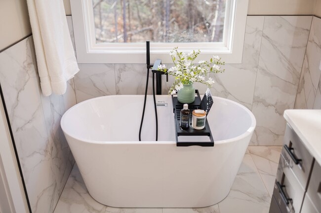 Building Photo - 104 Elohi Ln