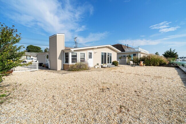 Building Photo - 825 Leeward Dr