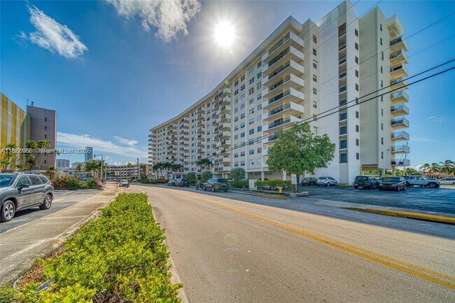 Building Photo - 401 Golden Isles Dr
