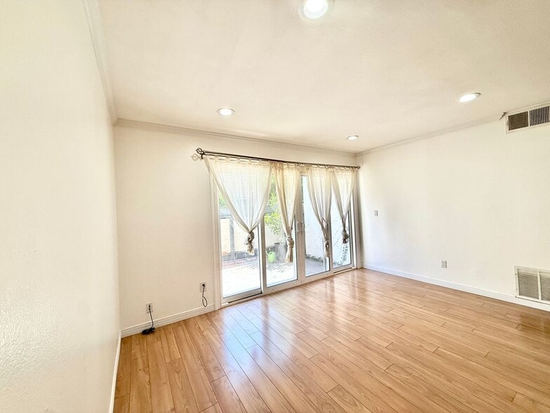 Building Photo - 2521 W Sunflower Ave