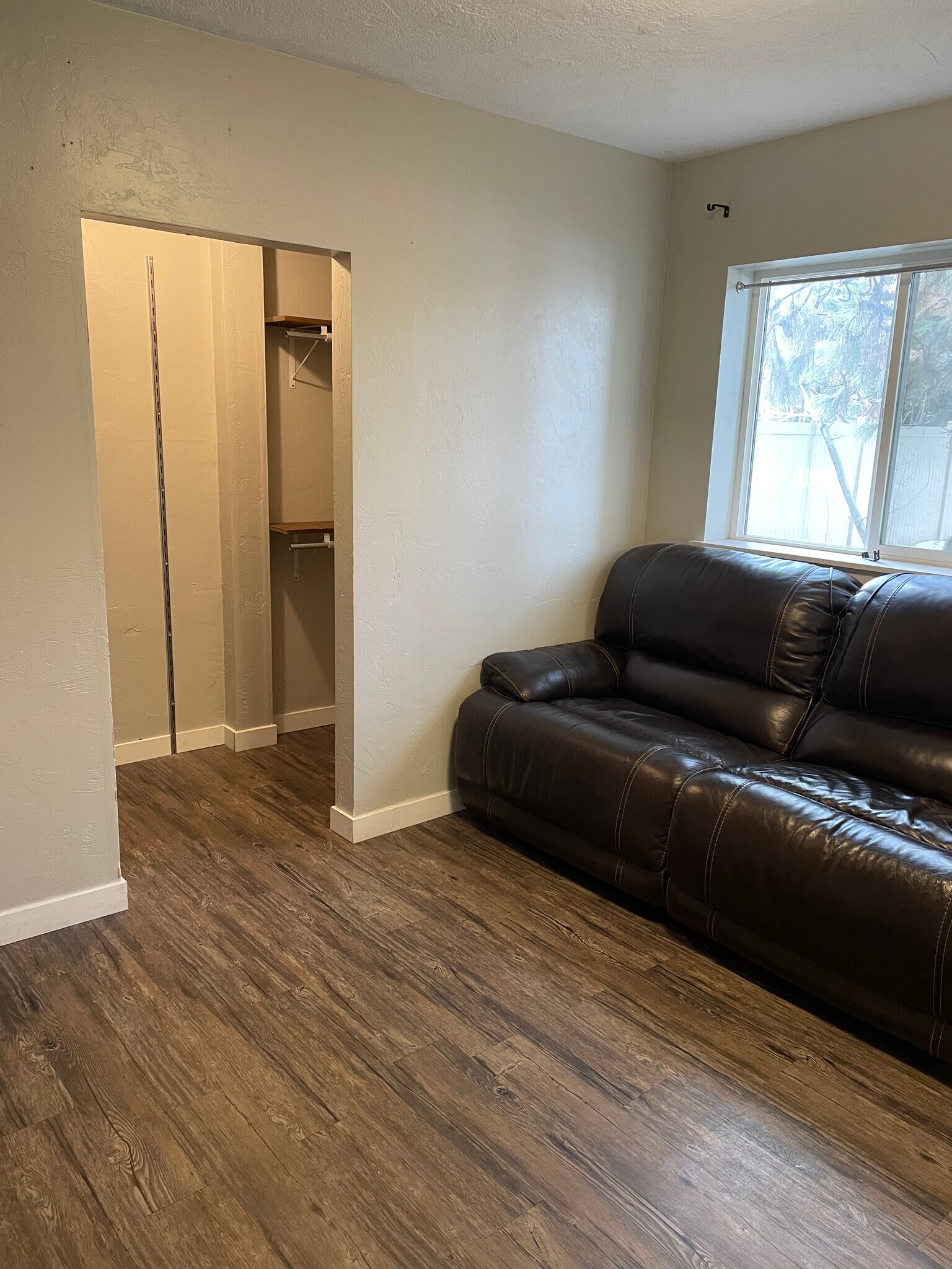 Building Photo - 209 W Barnes Rd