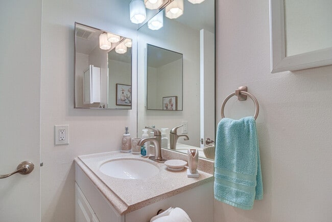 Building Photo - 6260 Palma Del Mar Blvd S