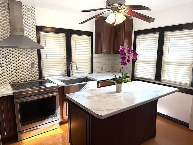 Building Photo - 3006 N Buffum St