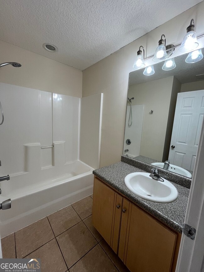 Building Photo - 207 Royal Palms Ave