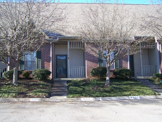 Primary Photo - 2 Bath townhouse with hardwood floors and ...