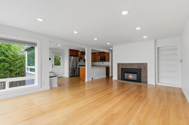 Building Photo - 5306 Beach Dr SW