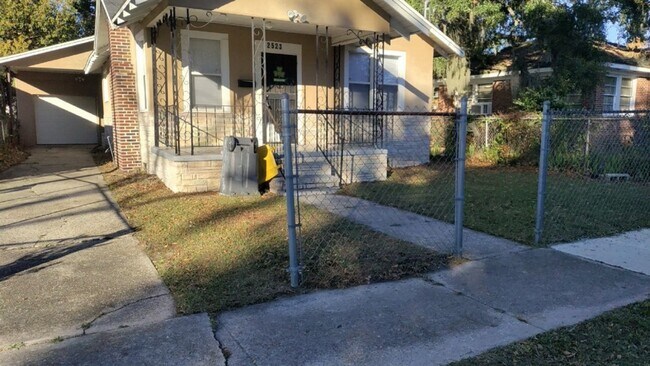 Building Photo - 2523 Hiland St