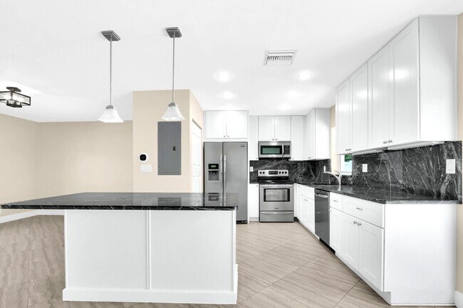 Building Photo - 105 Palamino Cir