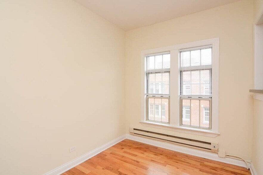 Building Photo - 729 W Barry Ave