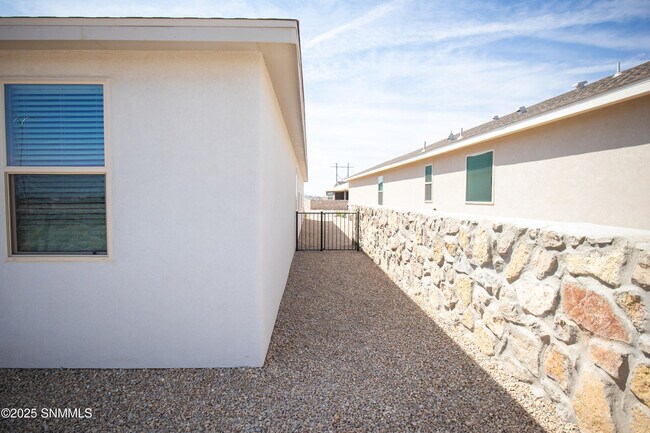 Building Photo - 3019 San Jenaro Dr
