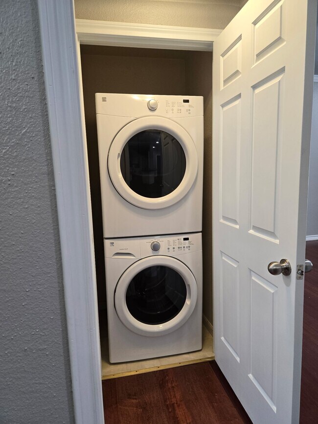 Building Photo - 2255 Braeswood Park Dr