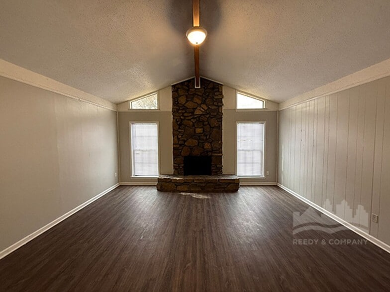 Building Photo - 5700 Ridgetop Dr