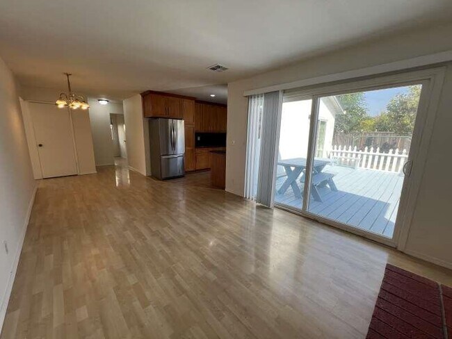 Building Photo - 425 Clauser Dr