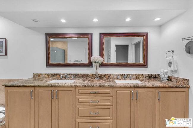 Building Photo - 10 Colgate Dr