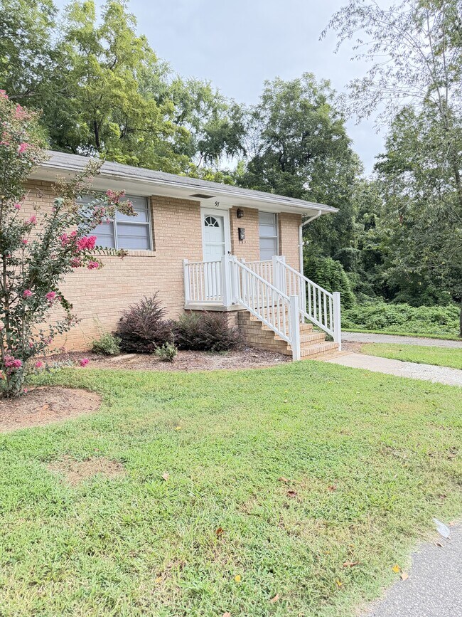 Building Photo - 91 Creswell Dr NE