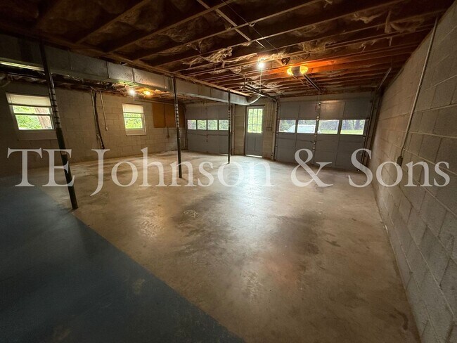 Building Photo - 3 Bedroom Close to Mt. Tabor