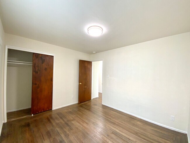Building Photo - NEWLY RENOVATED Unit, w/ HIGH CEILINGS, Sp...