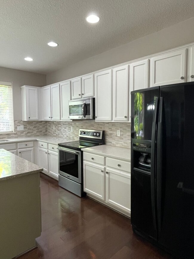 Building Photo - Large Beautiful 4 Bed, 2.5 Bath House!