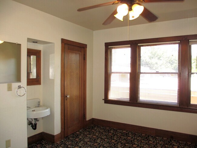 Building Photo - ROOMMATE NEEDED!!!  Beautiful  5+ Bedrooms steps to campus and downtown