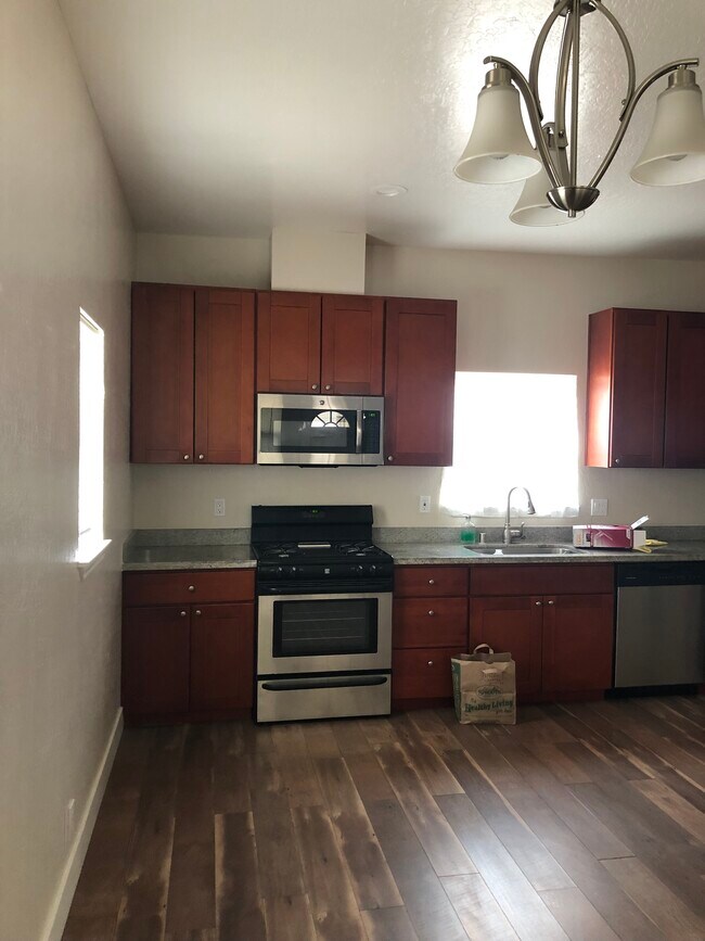 Stove an microwave - 79 N 12th St