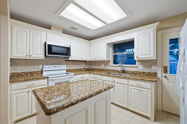 Building Photo - 1825 Treasure Oaks Dr