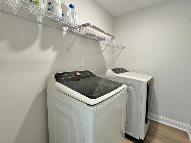 Building Photo - $500 RENT CREDIT | AVAILABLE NOW! (Pet Friendly)