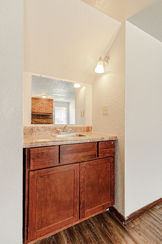 Building Photo - 3 Bed 2 Bath in OKC!