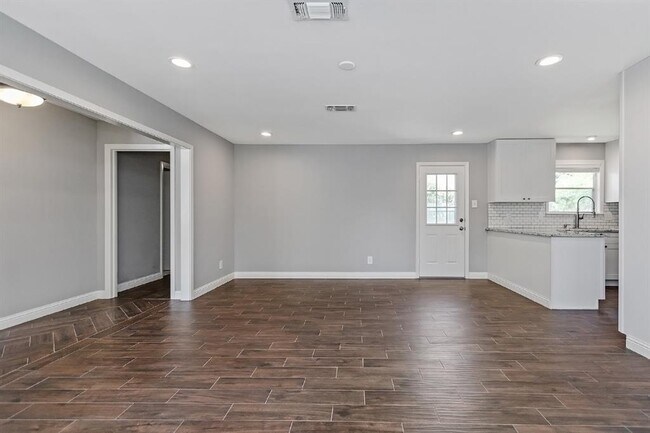 Building Photo - 1719 Longhorn Dr