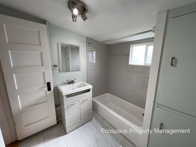 Building Photo - Cozy 2 Bed 1 Bath Bungalow in Denver's Globeville Neighborhood