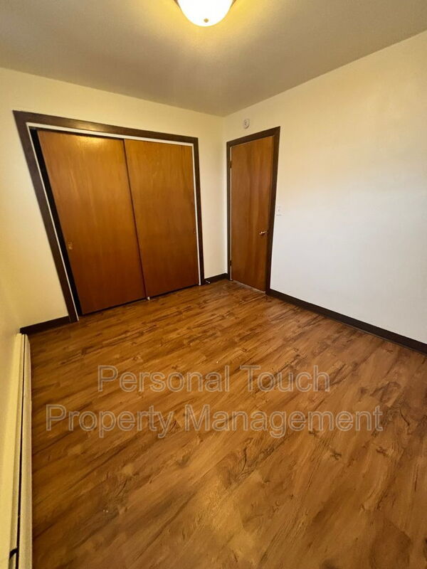 Building Photo - 132 6th Ave N