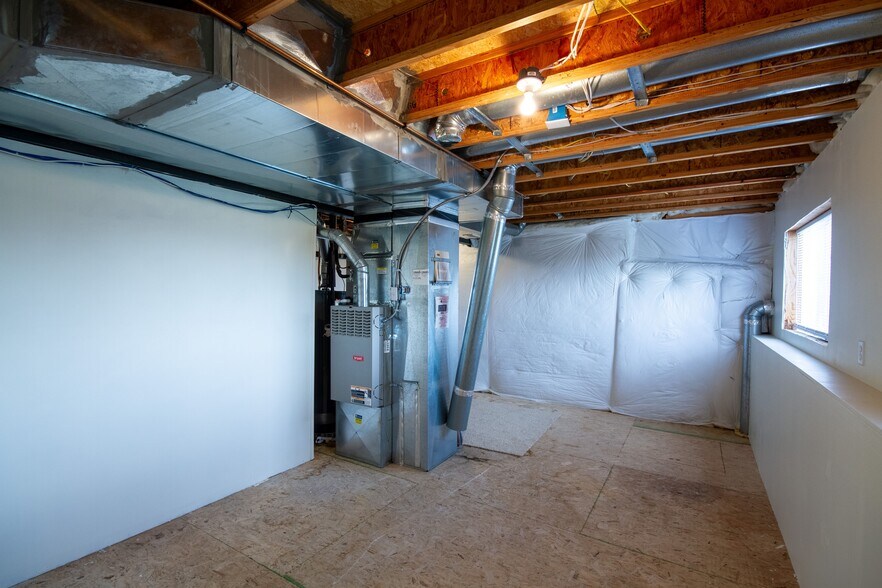 Building Photo - 5747 Jaguar Way