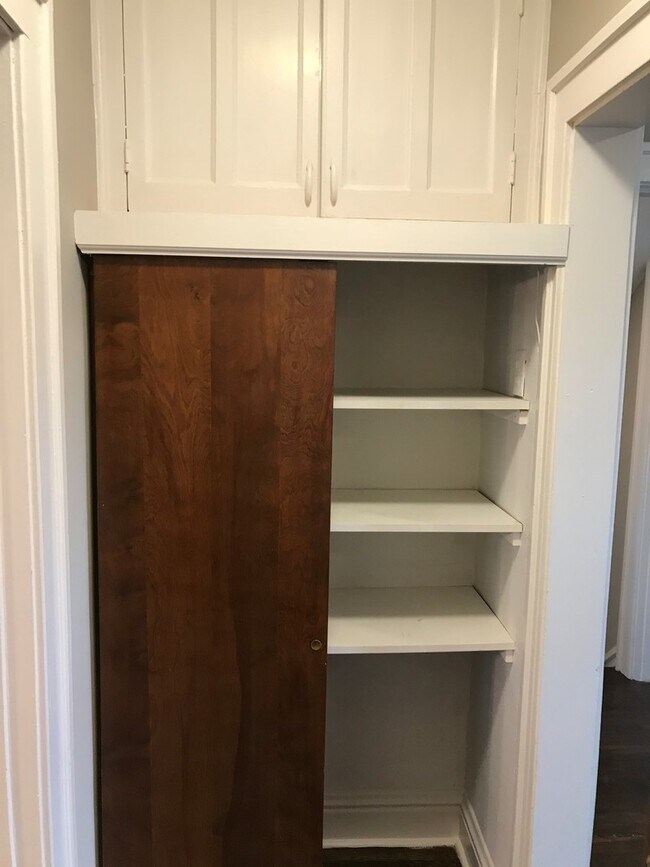 Building Photo - Large Spacious Home with 2 Car Garage in South Hampton