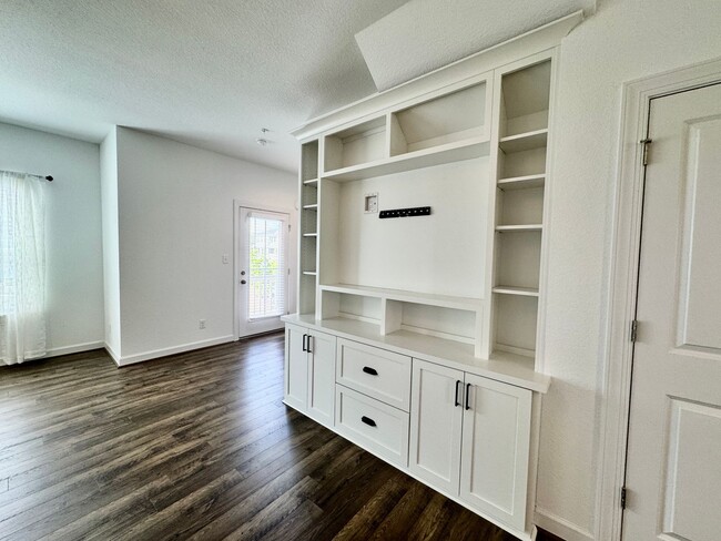 Building Photo - Practically New & Available May 1st! Luxur...