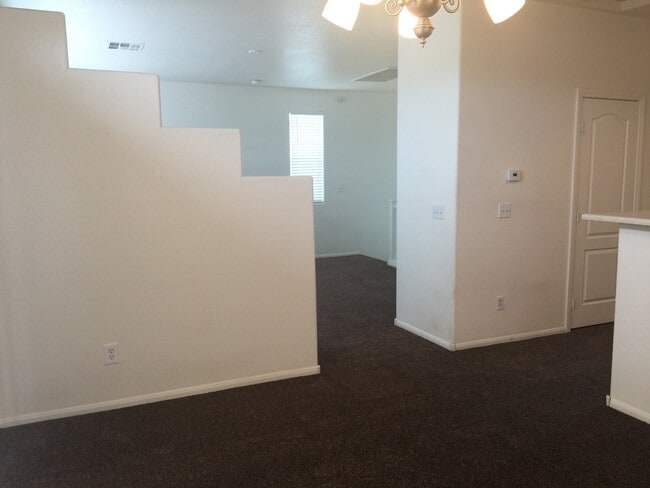 Building Photo - IMPECCABLE 2-STORY IN FANTASTIC NEIGHBORHOOD!