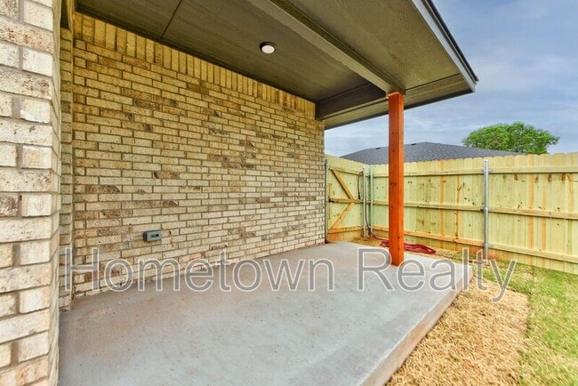 Building Photo - 403 N Cyn Ter