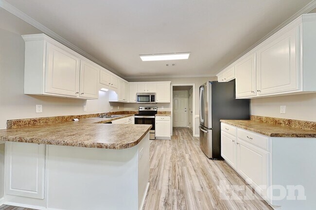 Building Photo - 2124 Sylvan Lake Dr