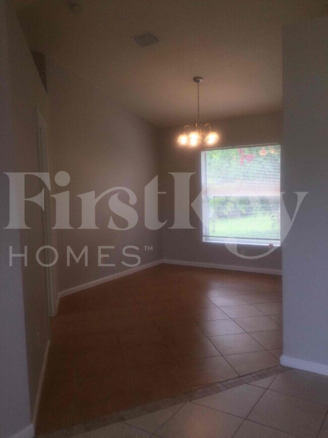 Building Photo - 662 SW Sandbar Terrace