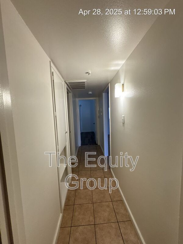 Building Photo - 1140 W Tulare Ave