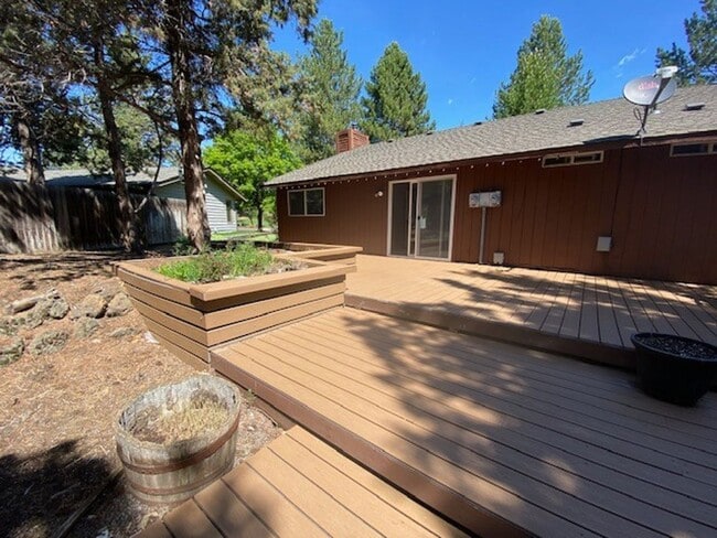 Building Photo - MOVE IN SPECIAL $500 OFF FIRST MONTHS RENT / NE Bend on large lot