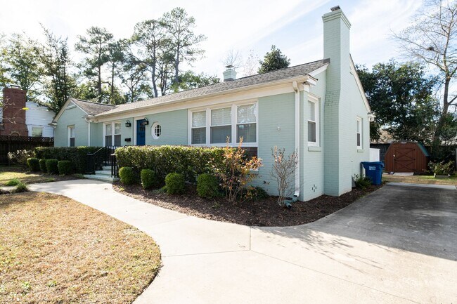 Building Photo - Fully furnished- Beautiful Forest Hills Home