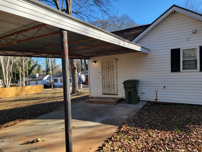 Building Photo - Southern Charm Large Sunscreen Porch- Open...