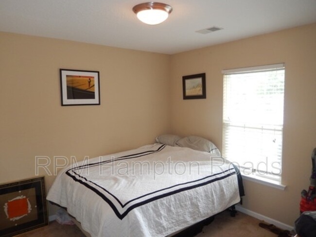 Building Photo - 7885 Park Gate Dr