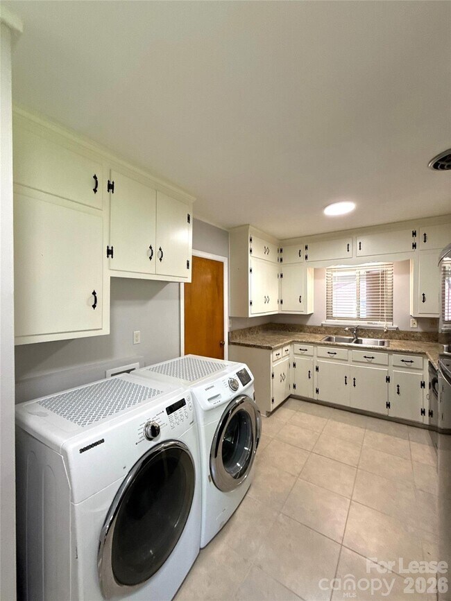 Building Photo - 932 Hickory Nut St