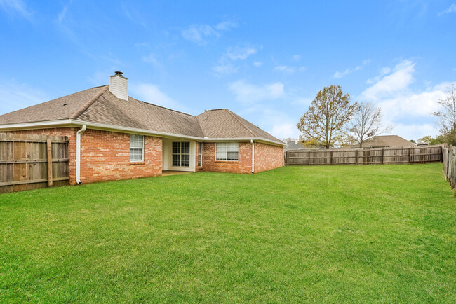 Building Photo - Gorgeous 3 Bedroom with Fenced Backyard!