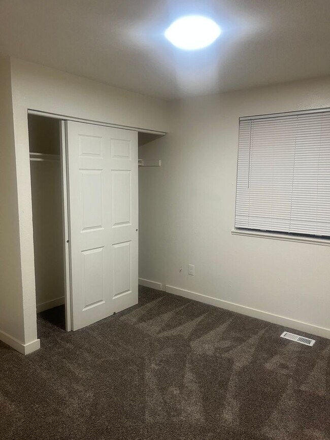 Building Photo - Available Now-4BR/2BA SINGLE FAMILY HOME